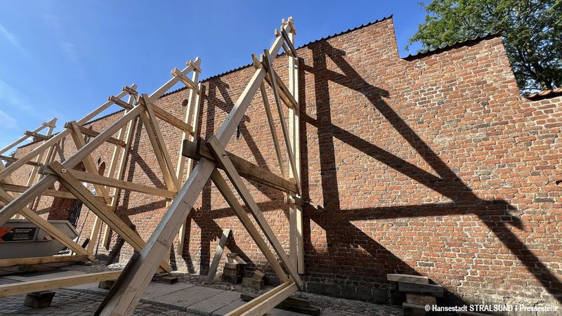 Von der Schillstraße aus nicht zu übersehen ist die imposante Holzkonstruktion an der Kirchenschiffwand des Johannisklosters Von der Schillstraße aus nicht zu übersehen ist die imposante Holzkonstruktion an der Kirchenschiffwand des Johannisklosters