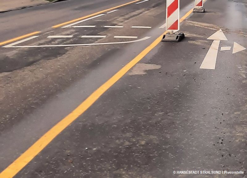 Symbolbild: Gelbe Markierung auf der Straße Symbolbild: Gelbe Markierung auf der Straße