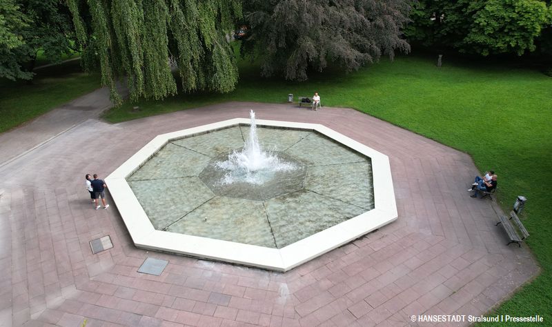 Sprudelnder Brunnen in der Brunnenaue Sprudelnder Brunnen in der Brunnenaue