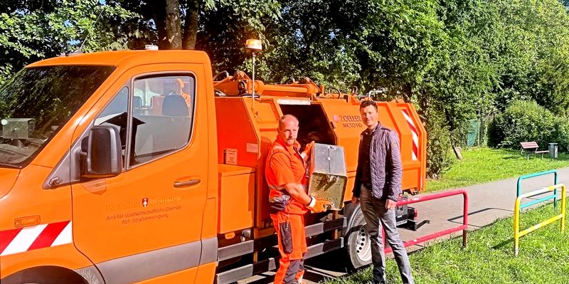Amtsleiter Timo Vicens (r.) und Mitarbeiter Dirk Lüskow fahren eine Strecke ab und vergleichen, wie gut Künstliche Intellige Amtsleiter Timo Vicens (r.) und Mitarbeiter Dirk Lüskow fahren eine Strecke ab und vergleichen, wie gut Künstliche Intellige