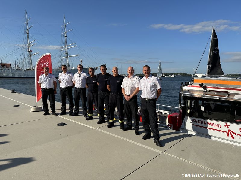 Die Kameraden der Feuerwehr Stralsund vor dem modernsten Boot dieser Klasse an der Küste von M-V Die Kameraden der Feuerwehr Stralsund vor dem modernsten Boot dieser Klasse an der Küste von M-V