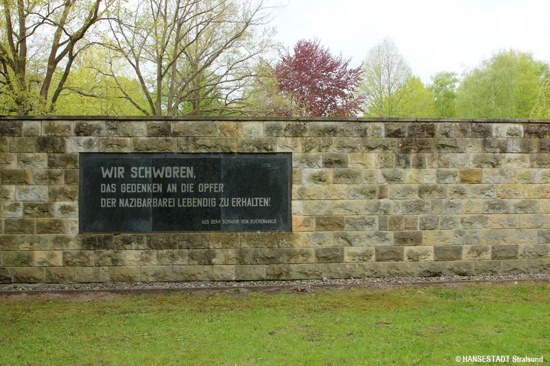 Die Kriegsgräberstätte mit Gedenktafel Die Kriegsgräberstätte mit Gedenktafel