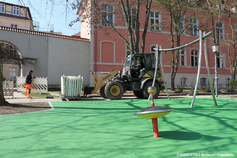 Die Bauarbeiten für den neuen Fallschutz auf dem Heilgeistspielplatz sind abgeschlossen Die Bauarbeiten für den neuen Fallschutz auf dem Heilgeistspielplatz sind abgeschlossen