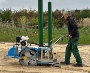 Die Sandreinigungsmaschine gräbt sich 20 cm tief in den Sand und holt alles heraus, was nicht im Fallschutzsand sein darf
