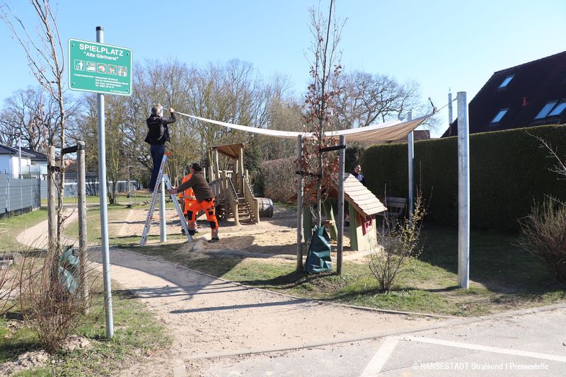 Erstes Sonnensegel auf einem Stralsunder Spielplatz Erstes Sonnensegel auf einem Stralsunder Spielplatz