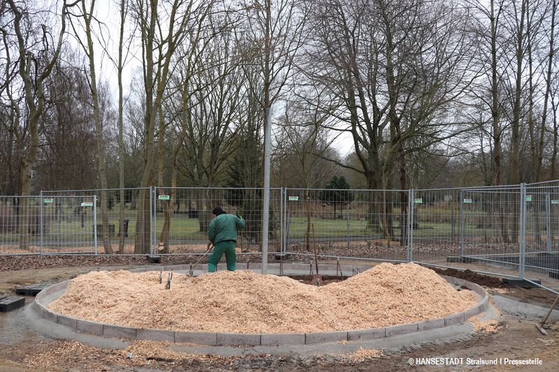 Kletterpyramide mit Fallschutz aus Holz auf dem Spielplatz Burmeisterstraße Kletterpyramide mit Fallschutz aus Holz auf dem Spielplatz Burmeisterstraße