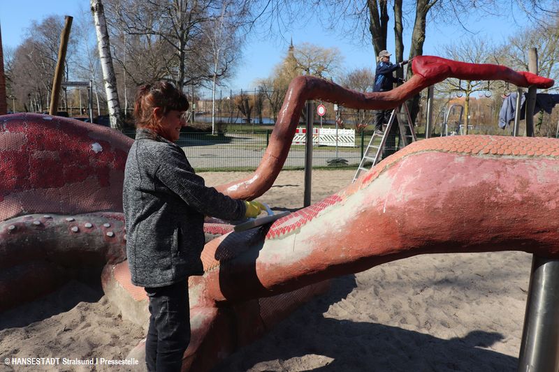 Mosaikkünstlin saniert Kraken auf dem Spielplatz Smiterlowstraße Mosaikkünstlin saniert Kraken auf dem Spielplatz Smiterlowstraße