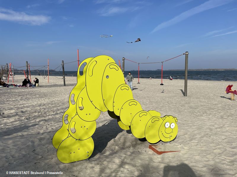 Neue Raupenrutsche am Strand Neue Raupenrutsche am Strand