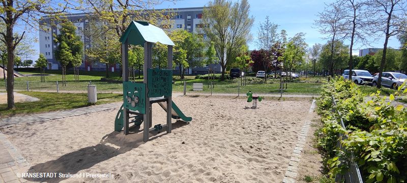 Stralsunds erste Spielgeräte aus Recycling-Material stehen in der Wiesenstraße Stralsunds erste Spielgeräte aus Recycling-Material stehen in der Wiesenstraße