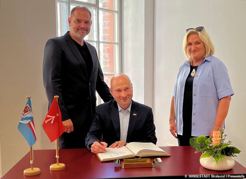 Rafal Zając, Bürgermeister der Partnerstadt Stargard und Ewa Sowa, stellv. Bürgermeisterin Partnerstadt Stargard beim Eintrag ins Gästebuch der Hansestadt Stralsund gemeinsam mit Oberbürgermeister Alexander Badrow Rafal Zając, Bürgermeister der Partnerstadt Stargard und Ewa Sowa, stellv. Bürgermeisterin Partnerstadt Stargard beim Eintrag ins Gästebuch der Hansestadt Stralsund gemeinsam mit Oberbürgermeister Alexander Badrow