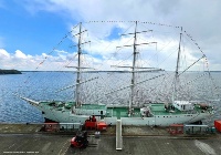 Der Weiße Schwan der Ostsee strahlt wieder - hier am Kai der Volkswerft Der Weiße Schwan der Ostsee strahlt wieder - hier am Kai der Volkswerft