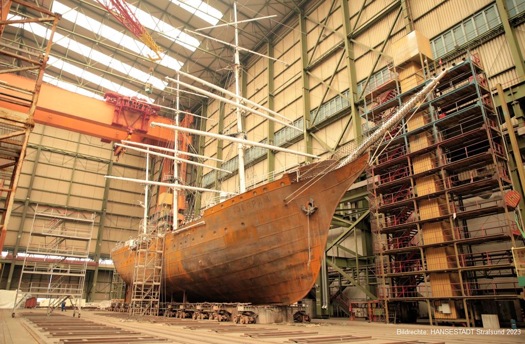 Die Gorch Fock 1 in der großen Schiffbauhalle Die Gorch Fock 1 in der großen Schiffbauhalle
