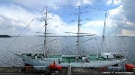 GORCH FOCK (l) an der Kaikante der Volkswerft