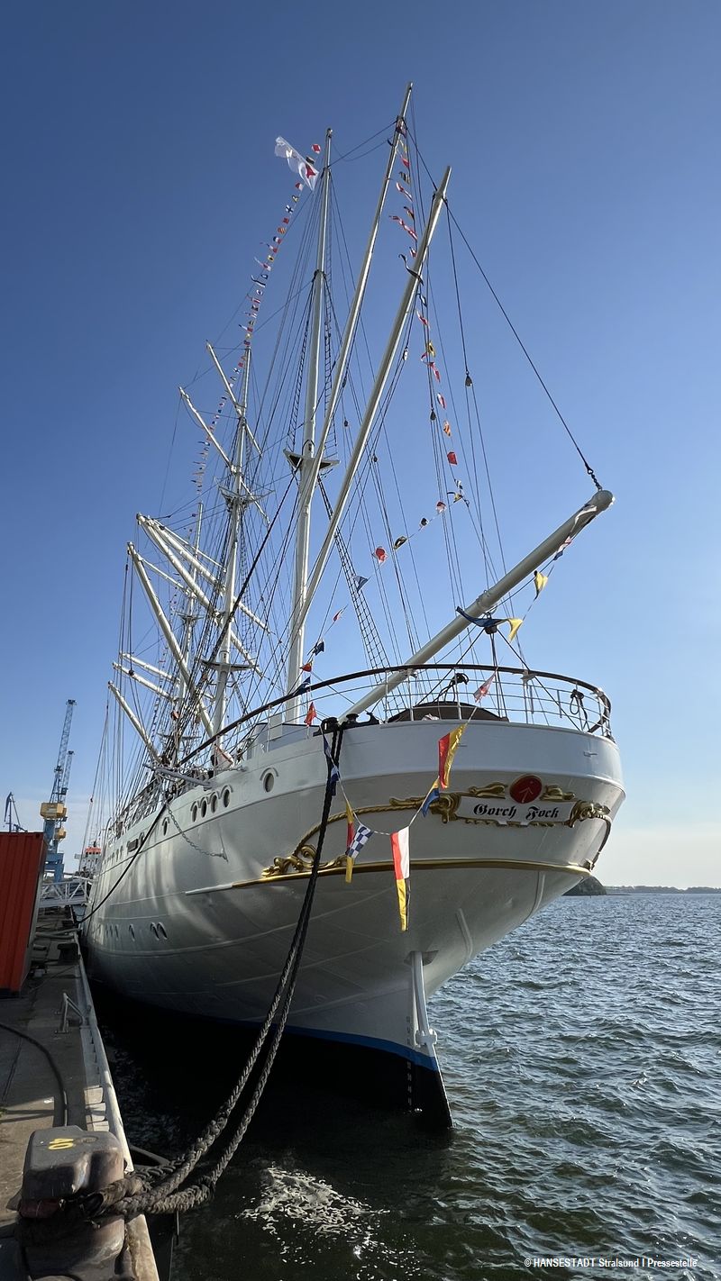 Gorch Fock (I) wartend auf ihre Überführung Gorch Fock (I) wartend auf ihre Überführung
