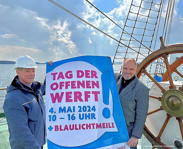 Werbung in eigener Sache, links Peter Fürst, Projektleiter für die Sanierung der GORCH FOCK (l), rechts Oberbürgermeister Alexander Badrow Werbung in eigener Sache, links Peter Fürst, Projektleiter für die Sanierung der GORCH FOCK (l), rechts Oberbürgermeister Alexander Badrow