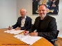 Thomas Beyer (l.), Bürgermeister der Hansestadt Wismar, und Alexander Badrow, Oberbürgermeister der Hansestadt Stralsund, unterzeichnen die Kooperationsvereinbarung
