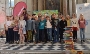 Die Büchertürme-Jahresgewinner mit goldenem Pokal