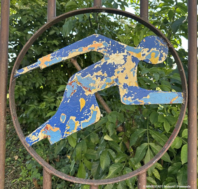 Piktogramm im Stadion-Zaun