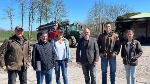 Besuch beim Landwirt in Viersdorf v.l.n.r.: Landwirt Carsten Thies-Mackeprang, Andre Kobsch, Leiter der Abteilung Liegenschaften bei der Hansestadt Stralsund, Landwirtin Cathrin Mackeprang, Oberbürgermeister Alexander Badrow, Michel und Stine Mackeprang