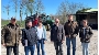 Besuch beim Landwirt in Viersdorf v.l.n.r.: Landwirt Carsten Thies-Mackeprang, Andre Kobsch, Leiter der Abteilung Liegenschaften bei der Hansestadt Stralsund, Landwirtin Cathrin Mackeprang, Oberbürgermeister Alexander Badrow, Michel und Stine Mackeprang