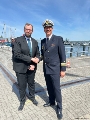 Heino Tanschus begrüßt den neuen Schulkommandeur der MTS, Matthias Braband