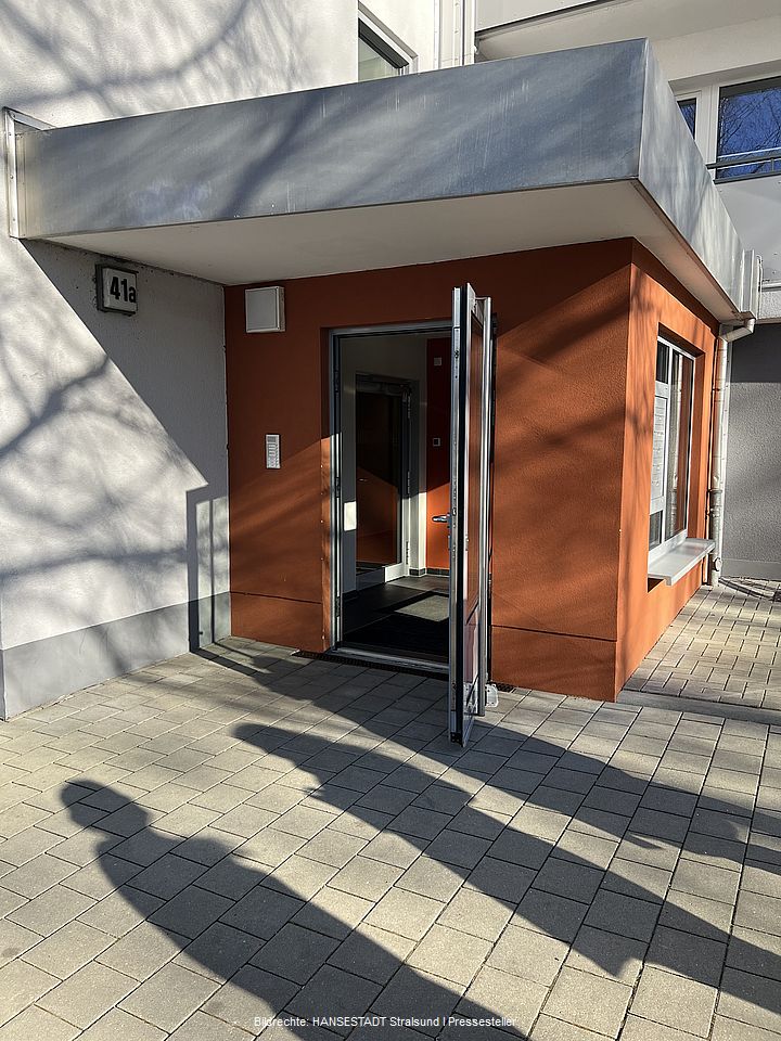 Eingang zur Bürgersprechstunde am Seiteneingang des Hochhauses mit der Hausnummer 41a Eingang zur Bürgersprechstunde am Seiteneingang des Hochhauses mit der Hausnummer 41a