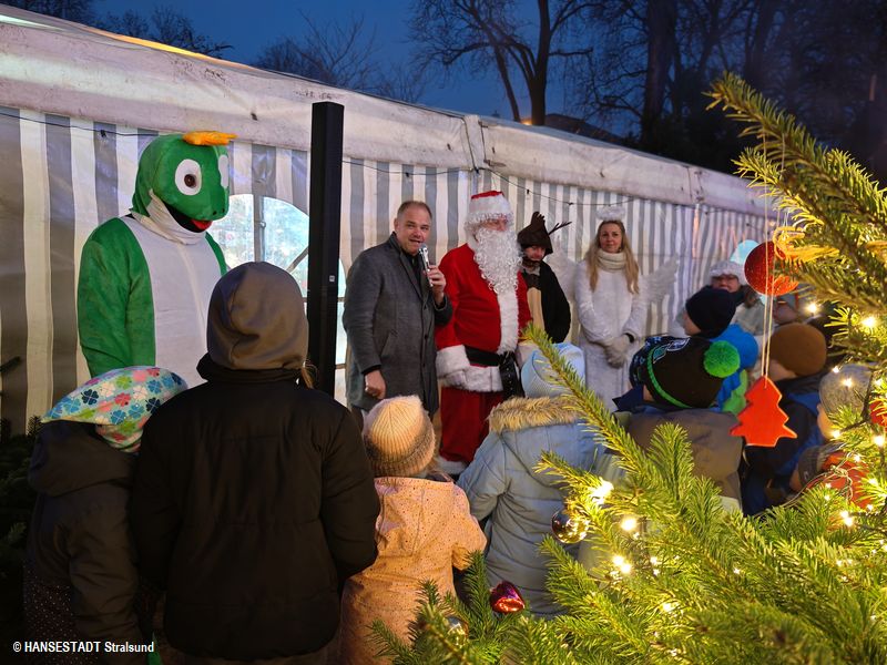 Winterzauber im Bürgergarten - Oberbürgermeister Alexander Badrow und der Weihnachtsmann zur Eröffnung Winterzauber im Bürgergarten - Oberbürgermeister Alexander Badrow und der Weihnachtsmann zur Eröffnung
