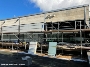 An der Sporthalle der Marie-Curie-Schule geht der Austausch der Fenster gut voran