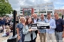 Während der Übergabe der Plakette an die Schule v.l.n.r. Anja Schmuck , Migrationsbeauftragte, Schülervertreterin Lea Knull, Oberbürgermeister Alexander Badrow, Lehrer und Initiator Hannes Mostek, Schülervertreter Ludwig Wangelin und Schulleiter Martin Neutmann