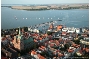 Die Stralsunder Altstadt mit Strelasund und Segelbooten der Mittwochsregatta