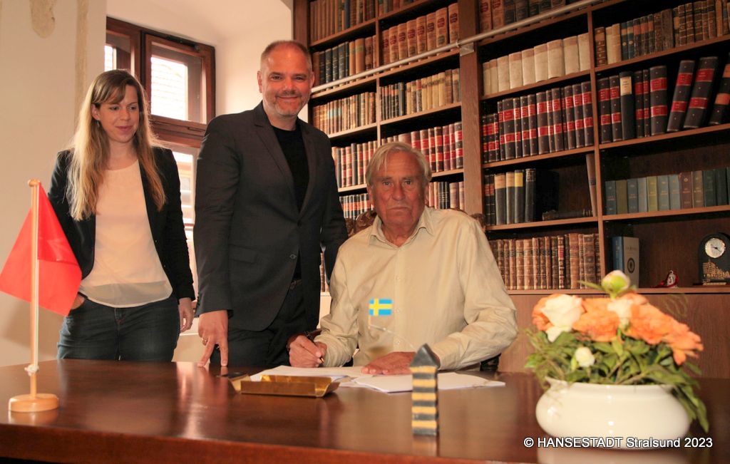 Während der Unterzeichnung des Pachtvertrages v.l.n.r.: Amtsleiterin Dr. Sonja Gelinek, Oberbürgermeister Alexander Badrow und John Lennart Packendorff, Geschäftsführer der Premator GmbH Während der Unterzeichnung des Pachtvertrages v.l.n.r.: Amtsleiterin Dr. Sonja Gelinek, Oberbürgermeister Alexander Badrow und John Lennart Packendorff, Geschäftsführer der Premator GmbH