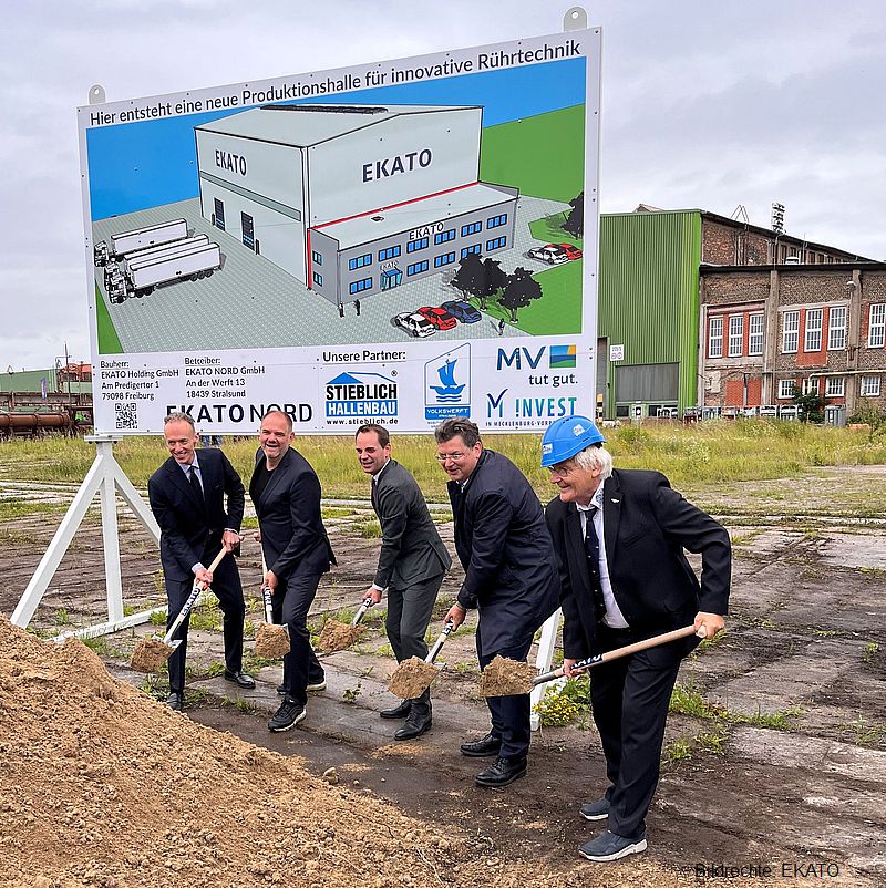 Beim-Spatenstich-fuer-die-neue-Produktionshalle-von-EKATO.jpg