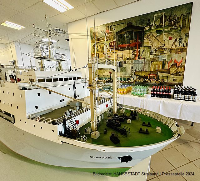 Das Riesenmodell des in den 1980er Jahren auf der Volkswerft gebauten Trawlers Atlantik III ziert die Dock 'N' Roll Kitchen Das Riesenmodell des in den 1980er Jahren auf der Volkswerft gebauten Trawlers Atlantik III ziert die Dock 'N' Roll Kitchen