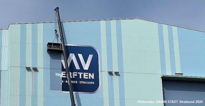 Das alte Logo wird demontiert Das alte Logo wird demontiert
