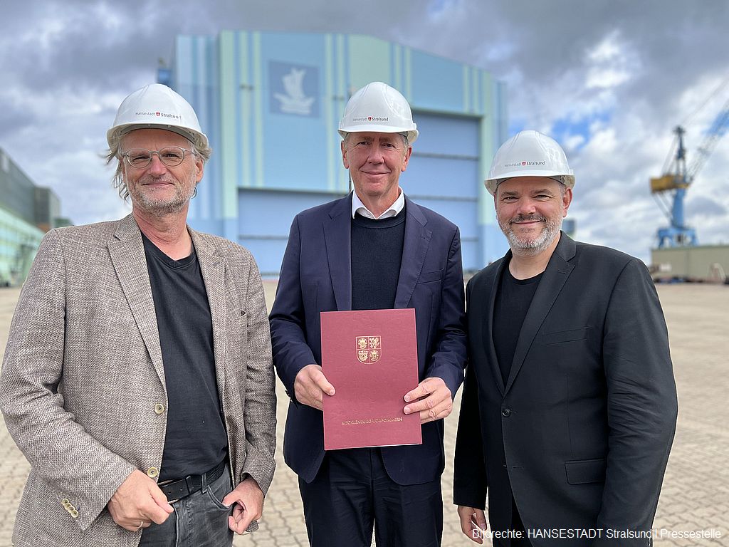 Freude über die in Aussicht gestellte Förderung v.l.n.r. Dr. Frank-Bertolt Raith, Leiter des Amtes für Planung und Bau, Staatssekretät für Vorpommern, Heiko Miraß und Oberbürgermeister Alexander Badrow Freude über die in Aussicht gestellte Förderung v.l.n.r. Dr. Frank-Bertolt Raith, Leiter des Amtes für Planung und Bau, Staatssekretät für Vorpommern, Heiko Miraß und Oberbürgermeister Alexander Badrow