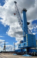Der Hafenmobilkran Liebherr LHM 500, der jetzt verkauft wurde, wiegt 465 Tonnen. Der Hafenmobilkran Liebherr LHM 500, der jetzt verkauft wurde, wiegt 465 Tonnen.