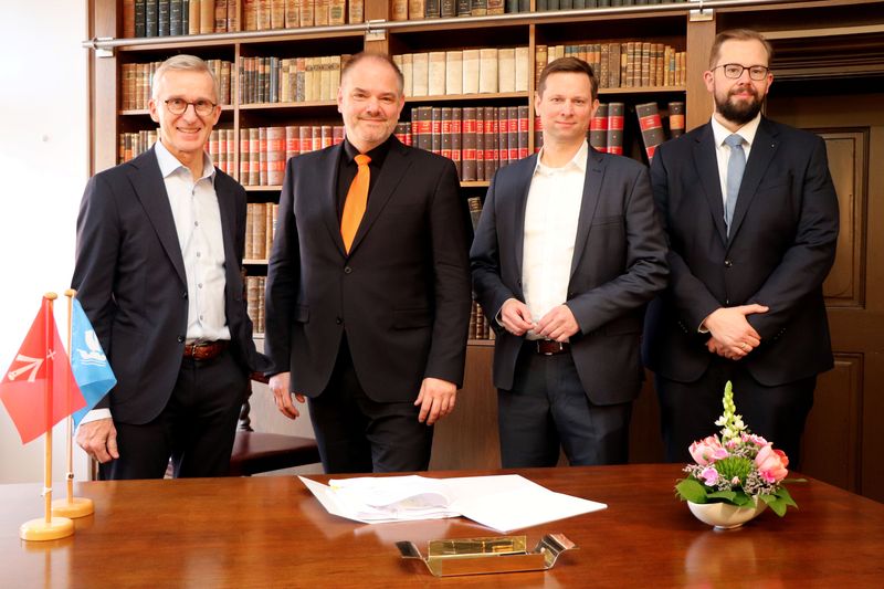 Oberbürgermeister Alexander Badrow freut sich sehr über die Ansiedlung von Fassmer: 'Mit dem traditionsreichen Unternehmen gelingt es, in Stralsund wieder Schiffe zu bauen.' (v.l.n.r.: Harald Fassmer, Alexander Badrow, Jan Oskar Henkel, Heino Tanschus)