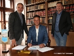 Während der Vertragsunterzeichnung v.l.n.r. Oberbürgermeister Alexander Badrow, die Geschäftsführer Robert Duschl und André Flemming