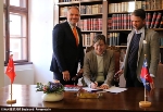 Nachdem Knut Schäfer (r.), Geschäftsführer der Weißen Flotte, den Pachtvertrag unterzeichnet hat, wird er von Oberbürgermeister Alexander Badrow (l.) und der Senatorin und 2. Stellvertreterin des Oberbürgermeisters, Amtsleiterin Dr. Sonja Gelinek (M.), ebenfalls unterschrieben.