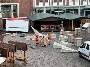 Die Mitarbeiter des Amtes für stadtwirtschaftliche Dienste bei der Montage des Sterns auf dem Alten Markt