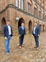 Hagen Reinhold, Beauftragter für Maritime Wirtschaft der FDP-Bundestagsfraktion (links), und René Domke, Landesvorsitzender der FDP (rechts), zu Gast bei Stralsunds Oberbürgermeister Alexander Badrow