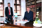 Während der Vertragsunterzeichnung (v.l.n.r.) Carsten Stellamanns, Geschäftsführer der Fosen Yard Emden GmbH und Stralsunds Oberbürgermeister Alexander Badrow