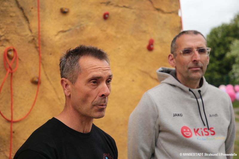 5-Peter-Kladek_links_Jugendkoordinator-und-Arndt-Melms-sport-live-e.V.-sind-happy-dass-es-jetzt-bald-losgehen-kann-m.jpg