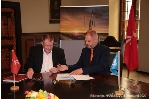 Während der Vertragsunterzeichnung: German Sustainables - Geschäftsführer Hans-Jürgen Brandt (l.) und Oberbürgermeister Alexander Badrow Während der Vertragsunterzeichnung: German Sustainables - Geschäftsführer Hans-Jürgen Brandt (l.) und Oberbürgermeister Alexander Badrow
