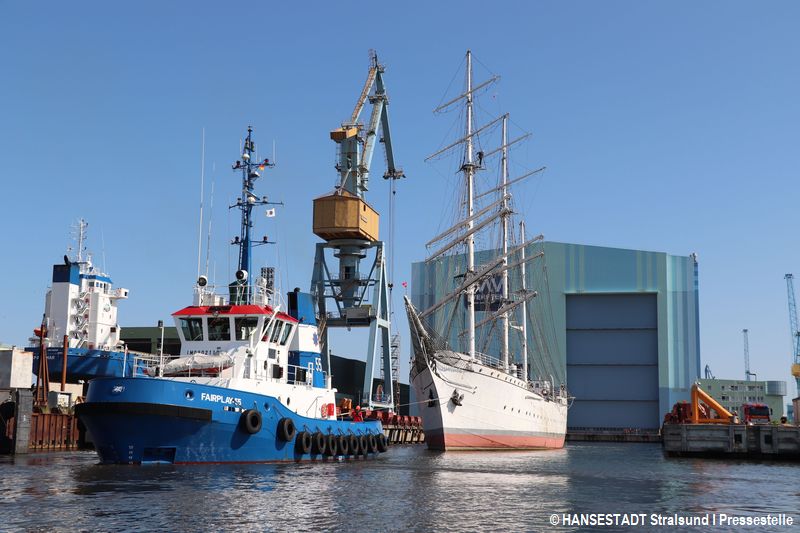 Gorch Fock 1 - Einfahrt in den Schiffslift Gorch Fock 1 - Einfahrt in den Schiffslift