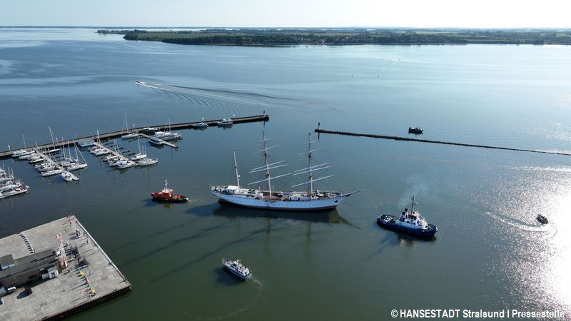 Gorch Fock 1 auf dem Weg zur Volkswerft Gorch Fock 1 auf dem Weg zur Volkswerft