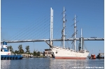Mit gebrassten Rahen durch die Ziegelgrabenbrücke
