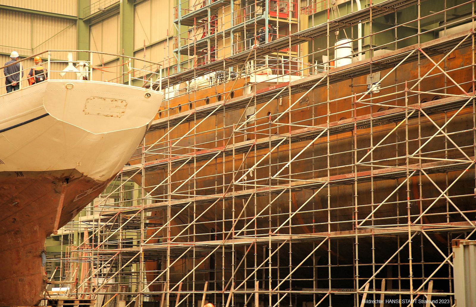 Links neben der 'Gorch Fock' 1 liegt die 'Greif' die ebenfalls in der großen Schiffbauhalle restauriert wird. Links neben der 'Gorch Fock' 1 liegt die 'Greif' die ebenfalls in der großen Schiffbauhalle restauriert wird.