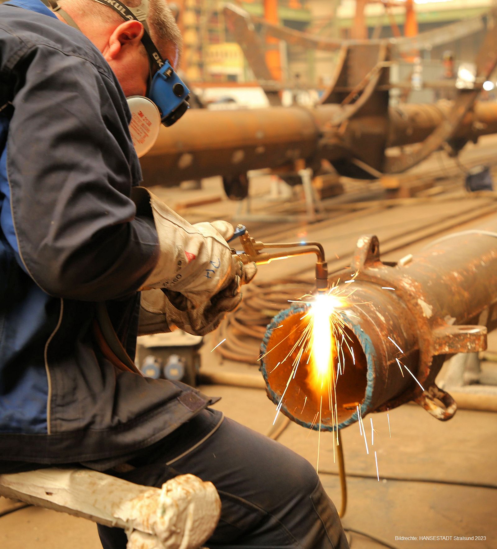 Schweißer bei der Arbeit an einem der Masten der 'Gorch Fock' 1. Schweißer bei der Arbeit an einem der Masten der 'Gorch Fock' 1.