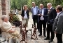 Beim Rundgang präsentieren die 'Mittwochsspinnerinnen' dem Minister (3.v.r.) die Ergebnisse ihrer Arbeit.